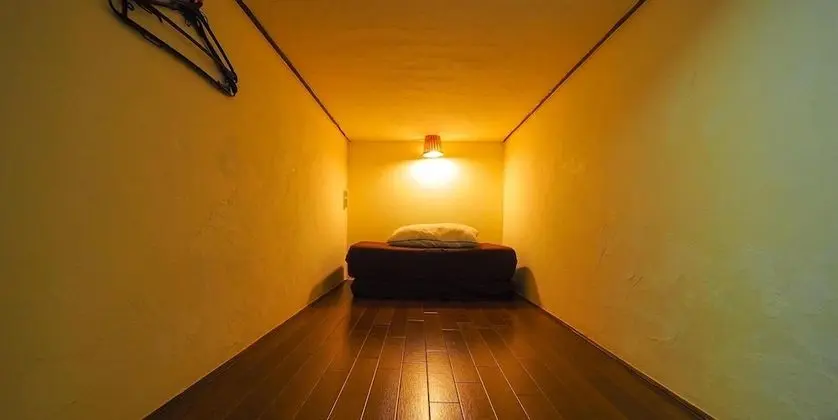 Oda, Sadece erkekler için (Capsule bed, Upper)