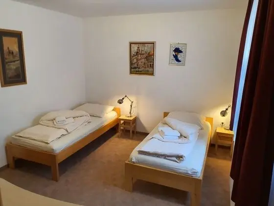 İki Ayrı Yataklı Oda, 1 Yatak Odası