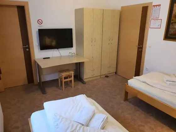 İki Ayrı Yataklı Oda, 1 Yatak Odası