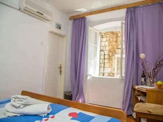 Tek Büyük Yataklı Oda, Ortak Banyo