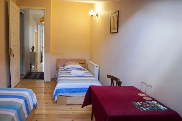 İki Ayrı Yataklı Oda, Ortak Banyo