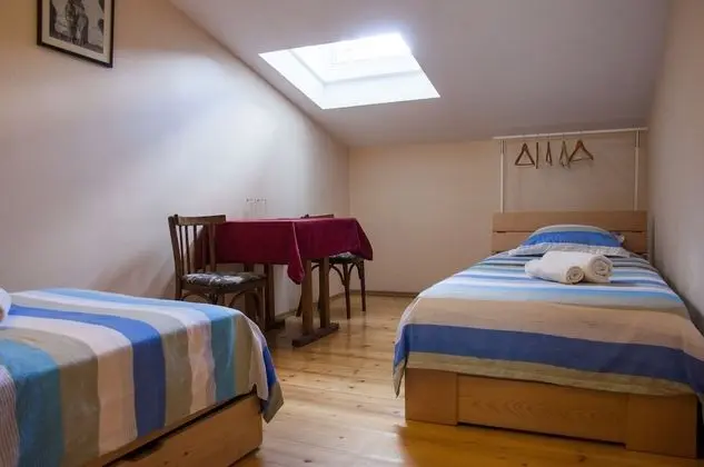İki Ayrı Yataklı Oda, Ortak Banyo