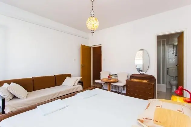 Tek Büyük Yataklı Oda (Double Room 2)