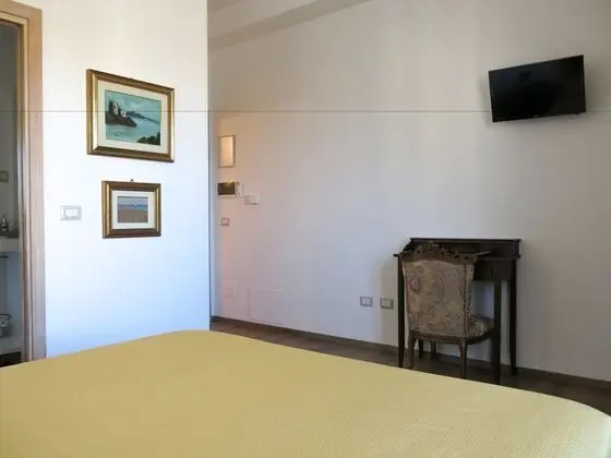 Deluxe Tek Büyük Yataklı Oda, Birden Çok Yatak, Özel Banyo, Deniz Manzaralı