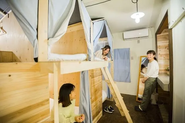 Ortak Ranzalı Oda, Sadece kadınlar için, Ortak Banyo