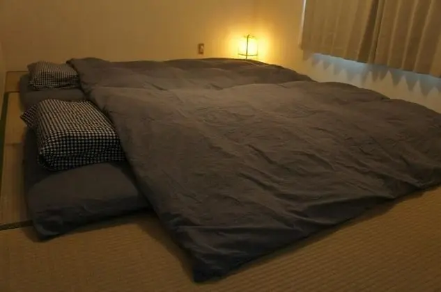 Üç Kişilik Oda, Sigara İçilmez, Ortak Banyo