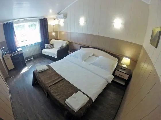 Standard Tek Büyük Yataklı Oda (with Sofa)