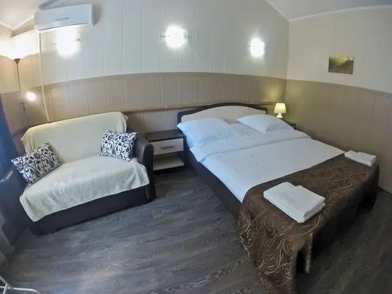 Standard Tek Büyük Yataklı Oda (with Sofa)