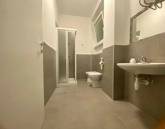 Üç Kişilik Oda, Ortak Banyo