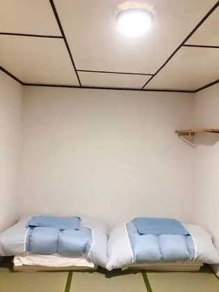 Üç Kişilik Oda, Ortak Banyo