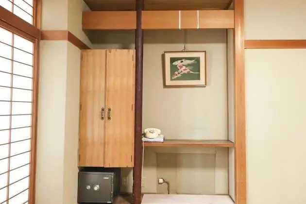 Üç Kişilik Oda, Ortak Banyo