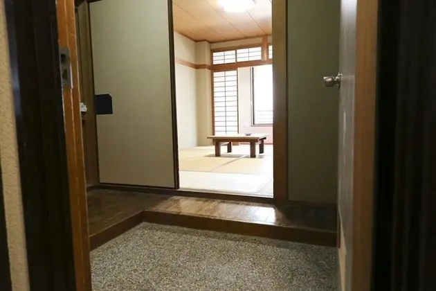 Üç Kişilik Oda, Ortak Banyo