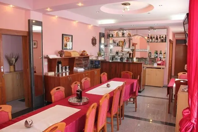 Tek Büyük Yataklı Oda (Deluxe Room with Patio)