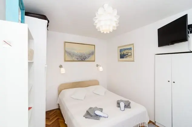Tek Büyük Yataklı Oda (Double Room with Private External Bat)