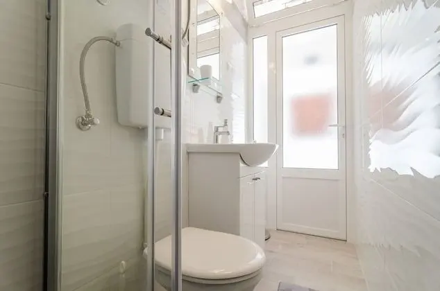 Tek Büyük Yataklı Oda (Double Room with Private External Bat)