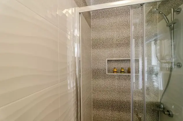 Tek Büyük Yataklı Oda (Double Room with Private External Bat)