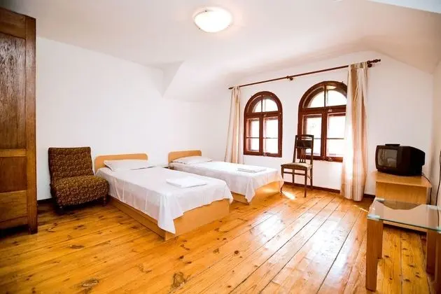 İki Ayrı Yataklı Oda, Ortak Banyo