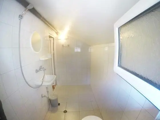 İki Ayrı Yataklı Oda, Ortak Banyo