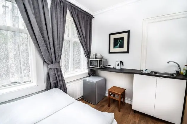 Tek Büyük veya İki Ayrı Yataklı Oda, Ortak Banyo