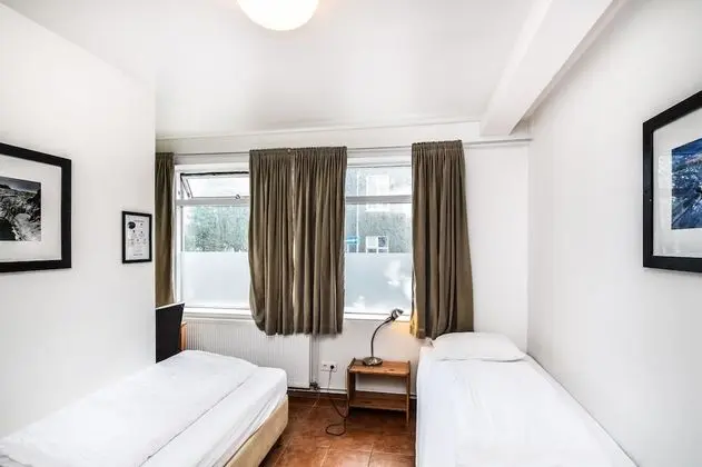 Tek Büyük veya İki Ayrı Yataklı Oda, Ortak Banyo