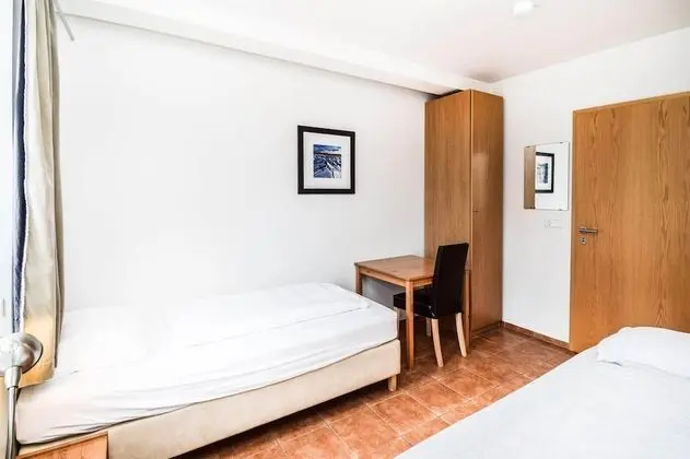 Tek Büyük veya İki Ayrı Yataklı Oda, Ortak Banyo