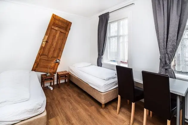 Tek Büyük veya İki Ayrı Yataklı Oda, Ortak Banyo