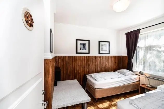 Tek Büyük veya İki Ayrı Yataklı Oda, Ortak Banyo