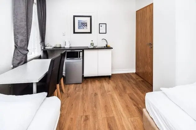 Tek Büyük veya İki Ayrı Yataklı Oda, Ortak Banyo