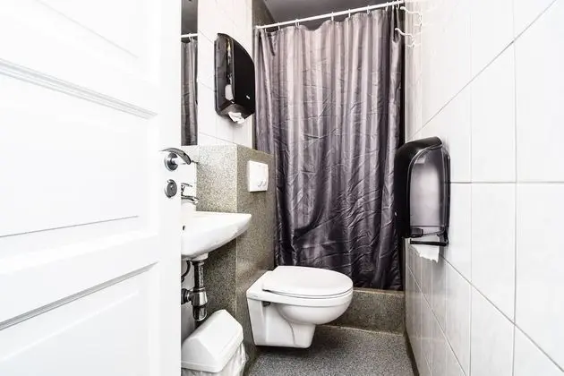 Tek Büyük veya İki Ayrı Yataklı Oda, Ortak Banyo