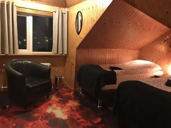 Tek Büyük veya İki Ayrı Yataklı Oda, Ortak Banyo