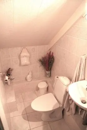 Tek Büyük veya İki Ayrı Yataklı Oda, Ortak Banyo