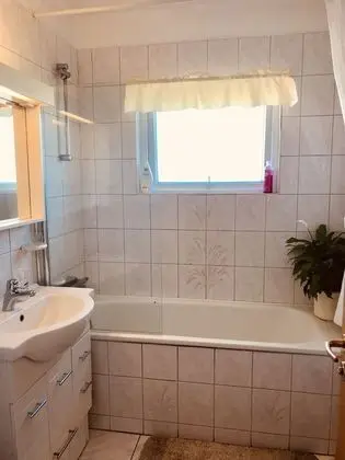 Tek Büyük veya İki Ayrı Yataklı Oda, Ortak Banyo