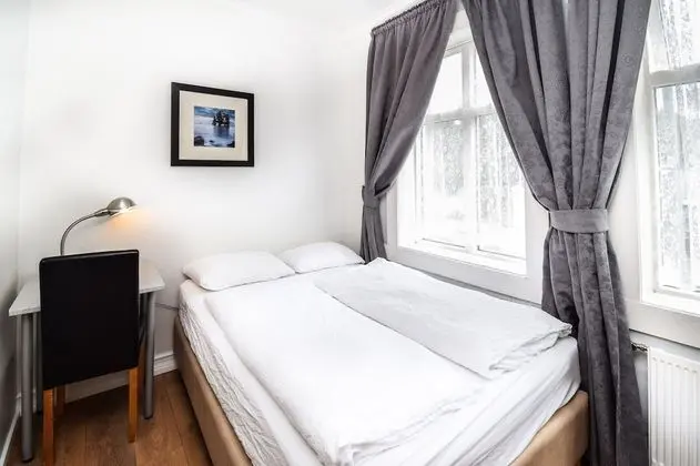 Tek Büyük veya İki Ayrı Yataklı Oda, Ortak Banyo