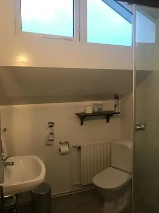 Üç Kişilik Oda, Ortak Banyo