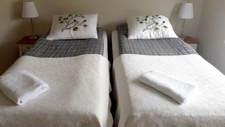 Tek Büyük veya İki Ayrı Yataklı Oda, Ortak Banyo