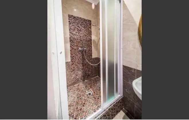 Üç Kişilik Oda, Ortak Banyo