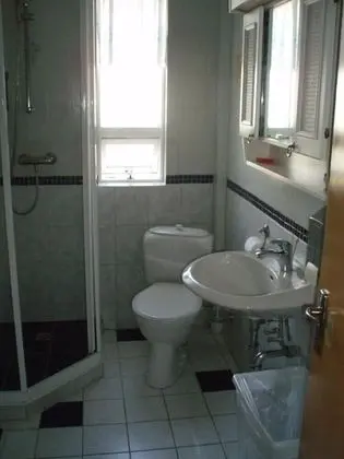 Basic Tek Büyük veya İki Ayrı Yataklı Oda, Ortak Banyo