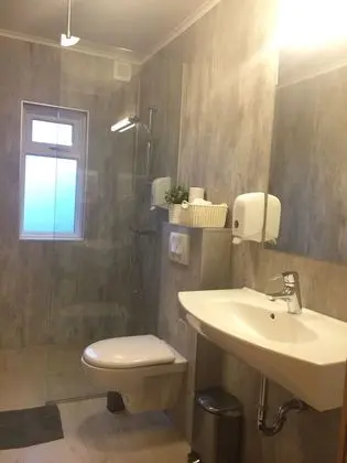 Tek Büyük Yataklı Oda, Ortak Banyo