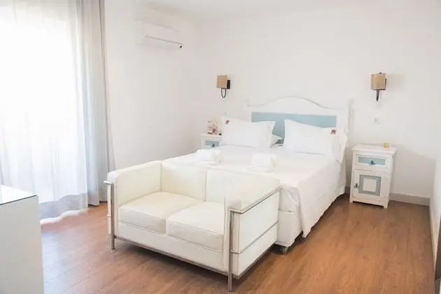 Tek Büyük veya İki Ayrı Yataklı Oda (garden or pool view)