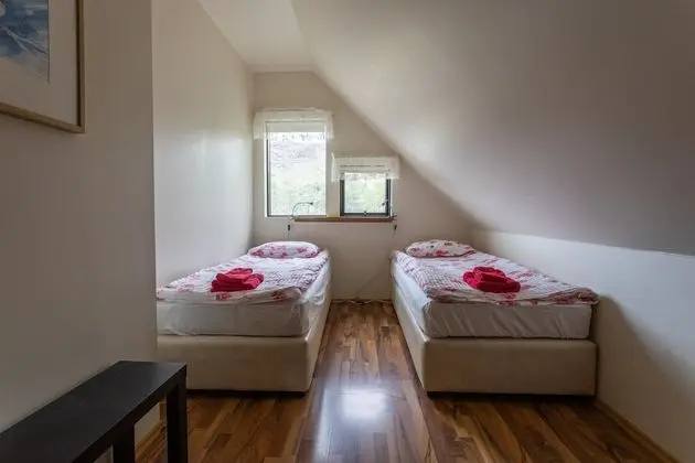 İki Ayrı Yataklı Oda, Ortak Banyo