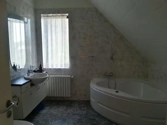 Üç Kişilik Oda, Ortak Banyo