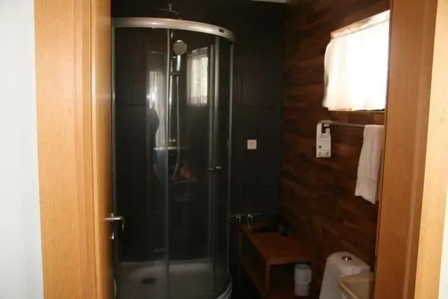 Üç Kişilik Oda, Ortak Banyo