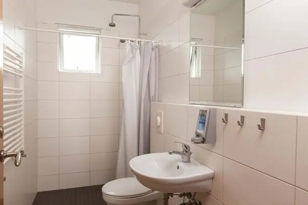 Üç Kişilik Oda, Ortak Banyo