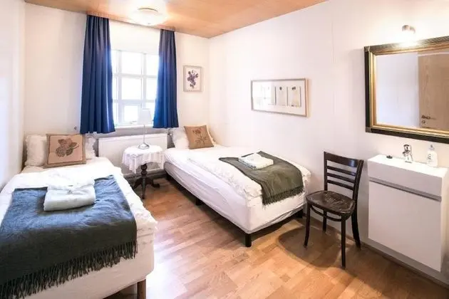 Tek Büyük veya İki Ayrı Yataklı Oda, Ortak Banyo