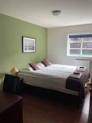 Tek Büyük veya İki Ayrı Yataklı Oda, Ortak Banyo