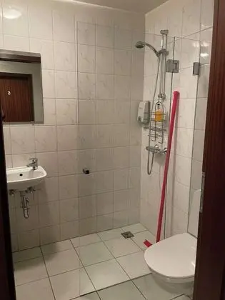 Tek Büyük veya İki Ayrı Yataklı Oda, Ortak Banyo