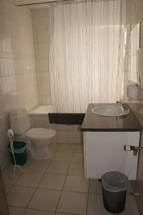 Üç Kişilik Oda, Ortak Banyo