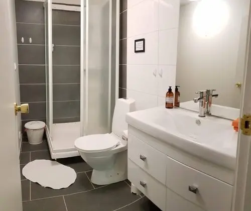 Dört Kişilik Oda, Ortak Banyo