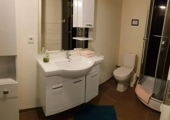 Family Oda, Özel Banyo (in basement)