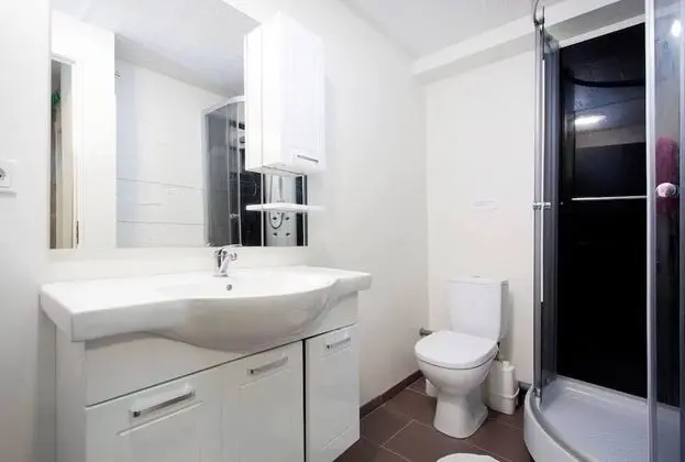 Tek Büyük veya İki Ayrı Yataklı Oda, Ortak Banyo